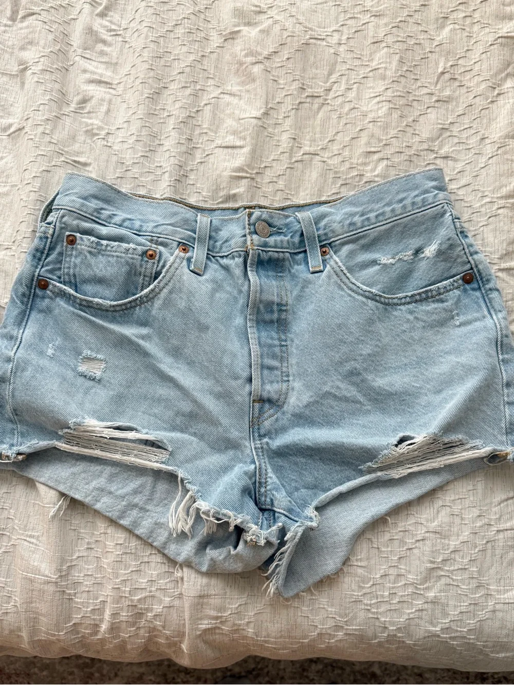 Levi's 501 Light Wash Denim Cutoff Shorts Women’s - Picture 2 of 6